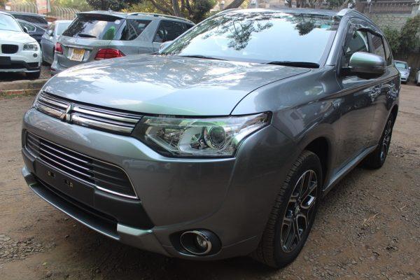 Mitsubishi Outlander PHEV 2015, 70,000 Kms - Image 2