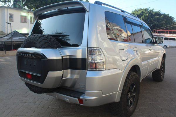 Mitsubishi Pajero Super Exceed 2019 (Final Edition) Diesel Leather Sunroof Lift kit 130,000 Kms - Image 3