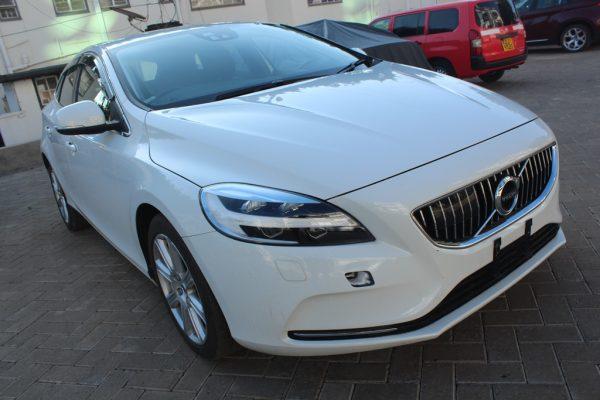 Volvo V40 T3 SE Hatchback Leather 2017 70,000 Kms