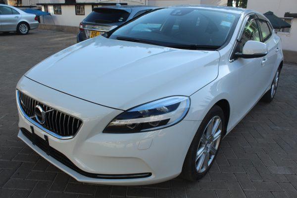 Volvo V40 T3 SE Hatchback Leather 2017 70,000 Kms - Image 2