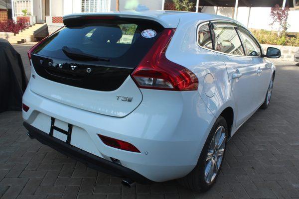 Volvo V40 T3 SE Hatchback Leather 2017 70,000 Kms - Image 3