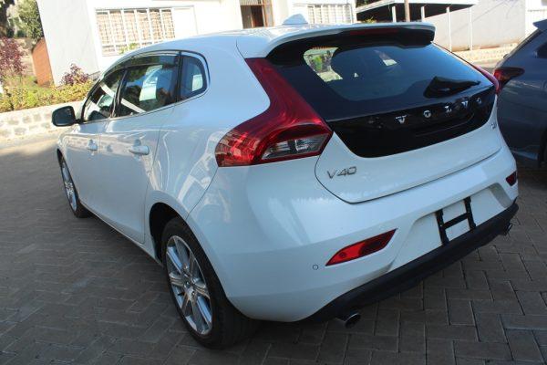 Volvo V40 T3 SE Hatchback Leather 2017 70,000 Kms - Image 4